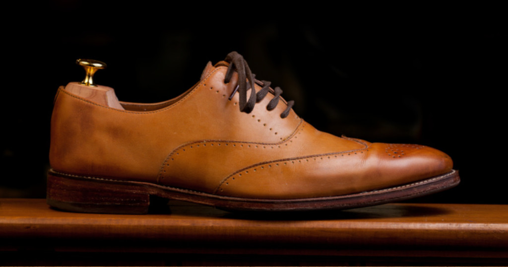 schuhformer-zedernholz-im-schuh-1024-538